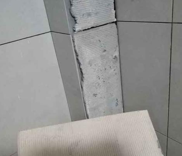 翁源瓷砖空鼓维修公司分享下厨房瓷砖脱落的补救措施。